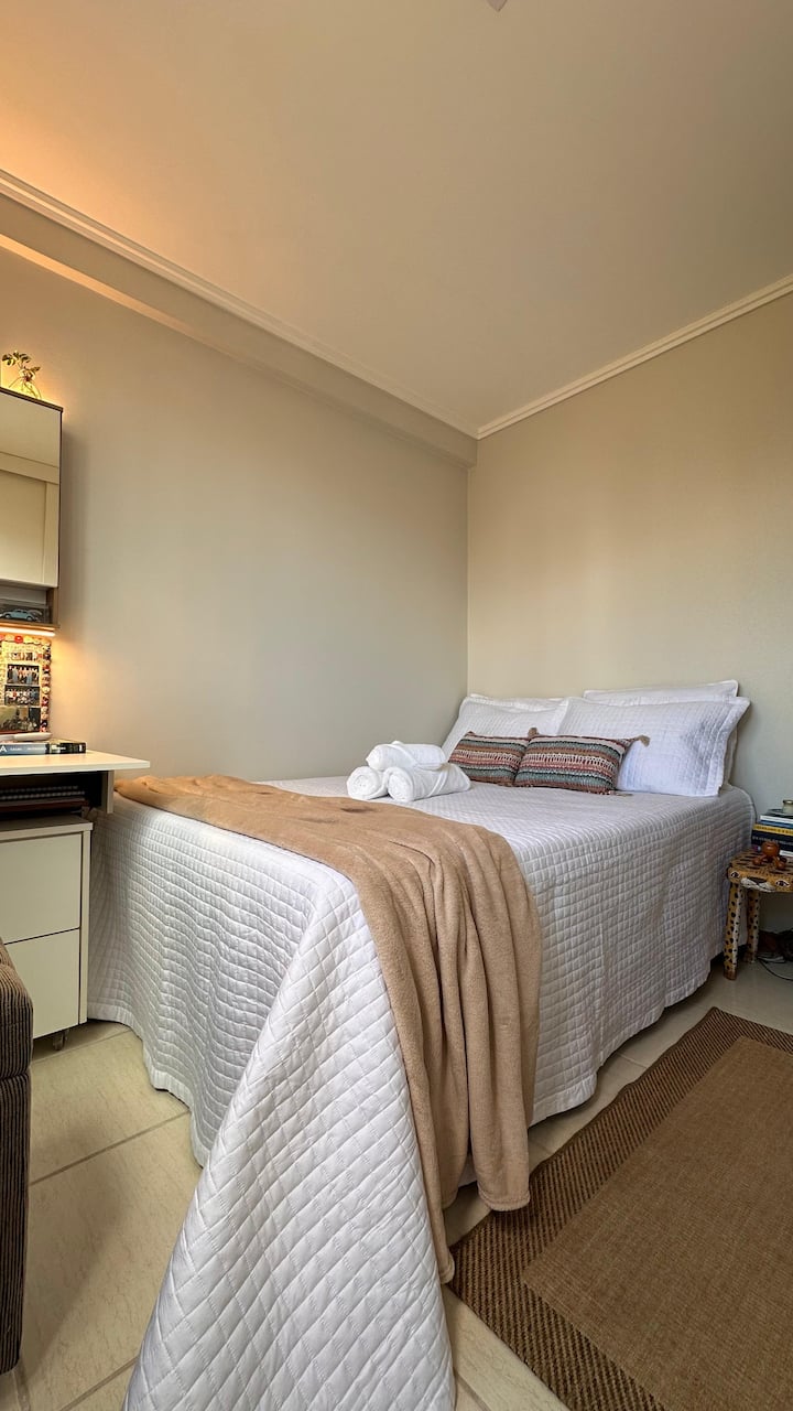 Gezellig tweepersoonsbed, perfect voor het opladen van energie na een dag in Brasilia.