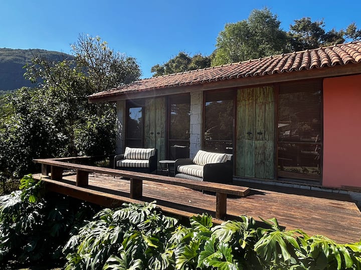 Chalet ya mwonekano wa nje iliyo na sitaha na viti vya mikono