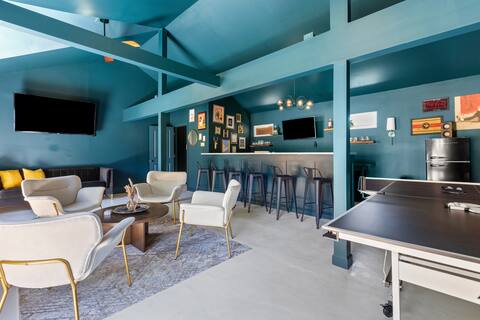 The Luxe/Hot Tub/Private Bar/ 12 Min to Horse Park