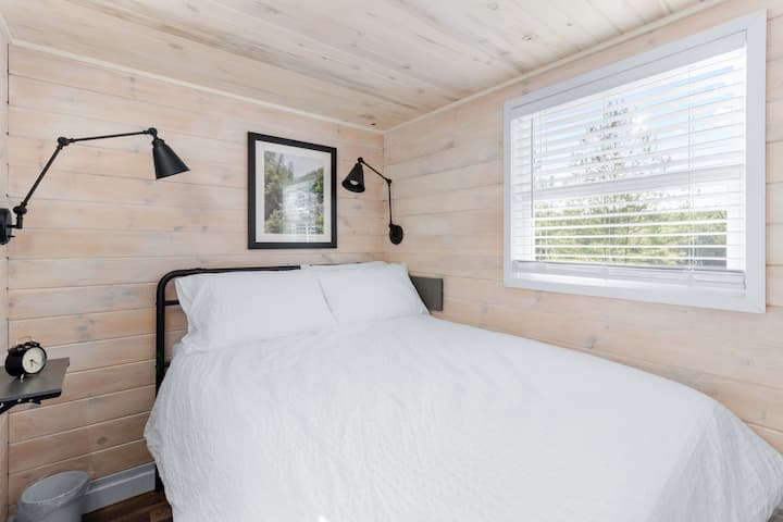 ห้องนอนห้องที่สองมีที่นอนเมมโมรี่โฟมขนาด 12 นิ้วแบบสวิงอาร์มหรี่แสงได้และชั้นวางของแบบพับได้ 