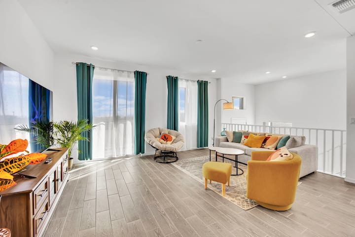 Stylish 5BR Home | 3-Story | Near Strip | 2 Master