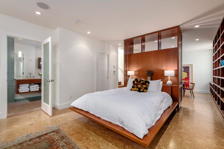 Cíťte sa tu ako doma na celom poschodí! Užite si súkromie vlastnej knižnice a historický šarm krásnej kúpeľne s modrými kachličkami.