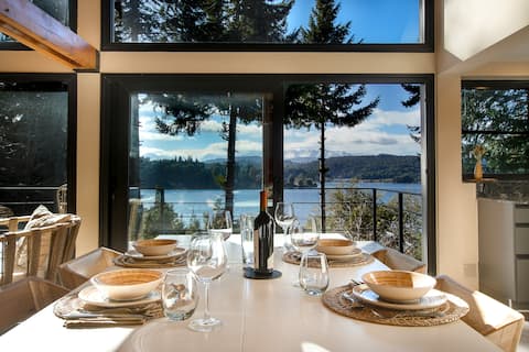 Modern high-rise house with panoramic view of Lake Moreno