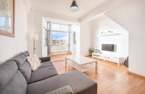 Bright Modern Flat near Lisbon Centre & Sintra