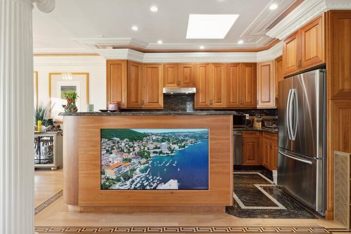 Luxe Oceanview Game Room Retreat in Ideal Location gallery image 5