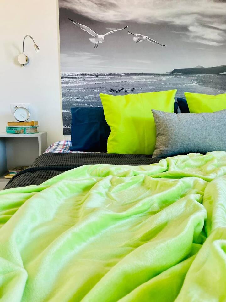 Ფართო საძინებელი კომფორტული დიდი ზომის (180x200 სმ) საწოლით ან ორი ცალკემდგომი საწოლით.