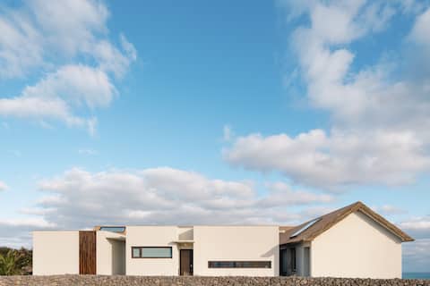 5-Minute Walk to Woljeong Beach / Outdoor Warm Water Pool / Jeju Stone Wall and Borneo Roof / Courty