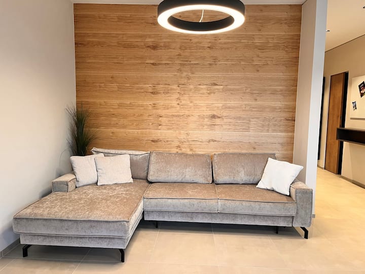Le salon spacieux impressionne par le grand canapé, qui peut être transformé en un canapé-lit (240 cm x 130 cm) pour deux personnes.