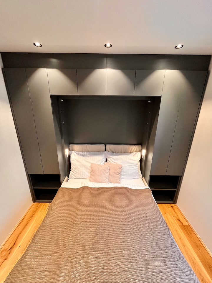 Le lit double (160 cm x 200 cm) dans la deuxième chambre peut être transformé en canapé. Sur le côté se trouve une armoire.