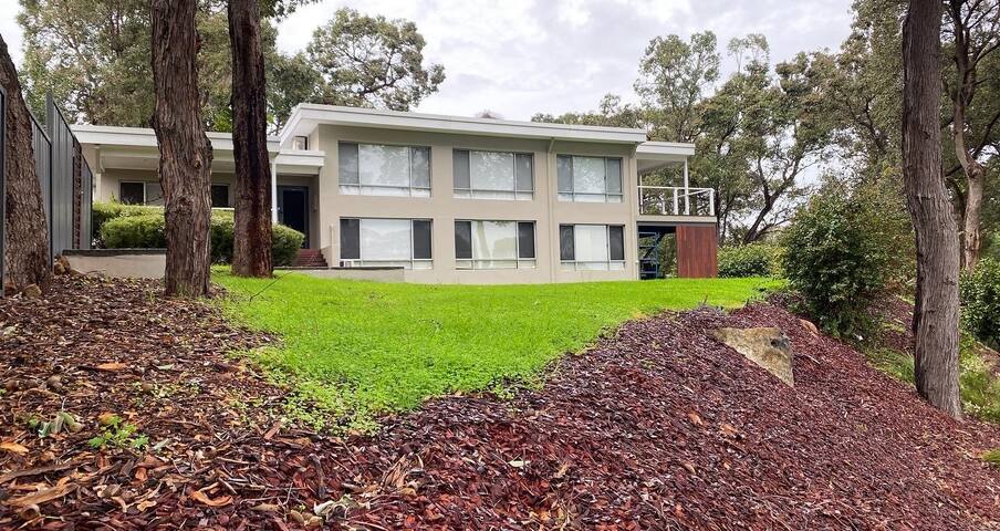 Lesmurdie Lodge gallery image 2