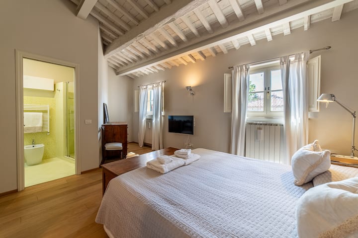 Удобен двоен кревет. Приватна бања. 