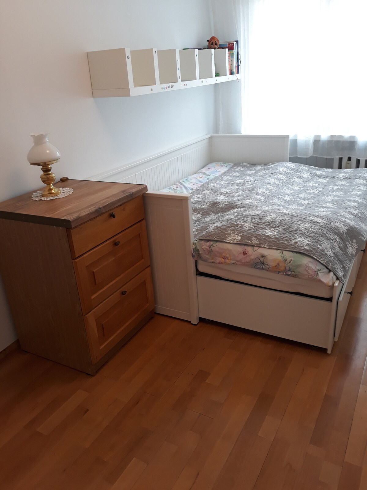 卧室里有一张床，配有160x200厘米的舒适床垫（可折叠）、三个抽屉、一个大衣橱、一个工作空间-一张桌子+灯。 熨衣板、熨斗、真空吸尘器。