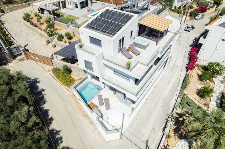 Luxury Villa w/ Plunge Pool and Hot Tub