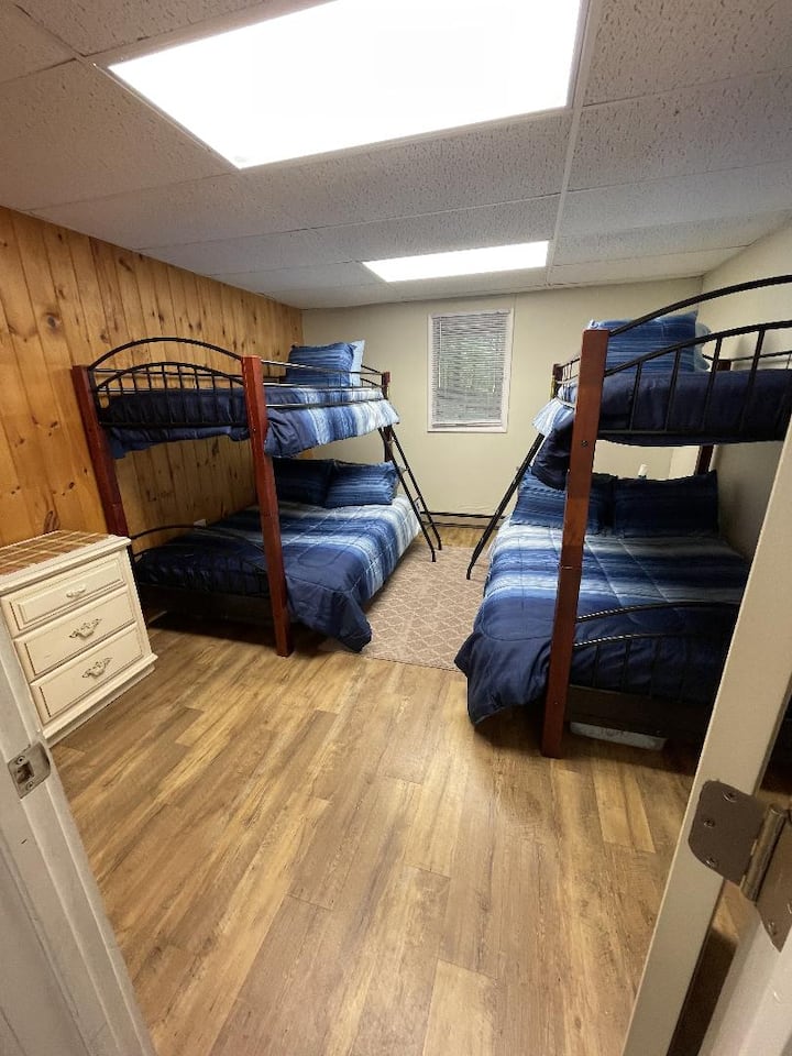 غرفة النوم الرابعة a/k/a Bunk Room