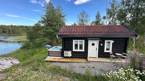 Cabin for 4 by lake close to Oslo Hot tub AC Wifi