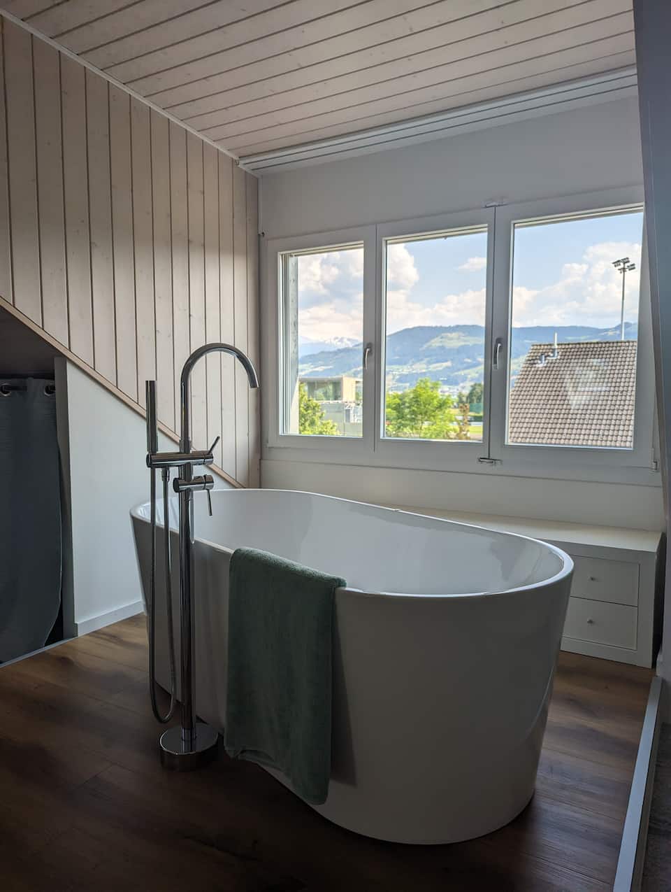 Top-earning Airbnb listing in Rapperswil-Jona, 3 bedrooms