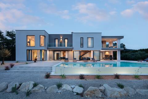 Villa K.M. 5-Bedroom with pool