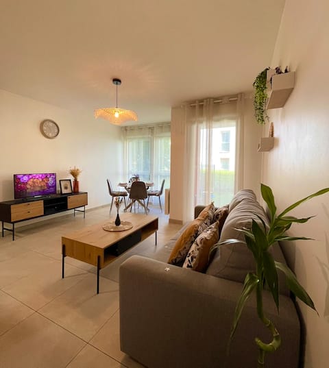 Charming Apartment 8 minutes from Paris, 1-6 ppl.