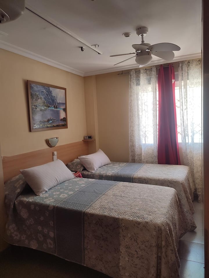 Habitación con dos camas individuales, colchón muy cómodo, ¡tienes la televisión en el armario!