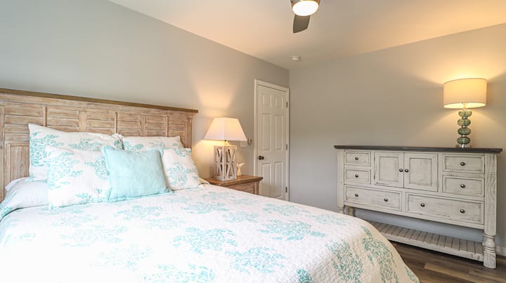 Este es el dormitorio del medio también con una cama tamaño queen y un baño adjunto. 