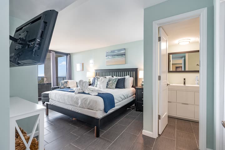 สัมผัสพลังงานที่มีชีวิตชีวาของห้องนอนใหญ่ของเราผสมผสานสไตล์และความสะดวกสบายได้อย่างลงตัว สถานที่พักผ่อนที่กว้างขวางแห่งนี้มีการตกแต่งที่โดดเด่นผ้าปูที่นอนนุ่มและอ่างอาบน้ำในห้องน้ำที่เชิญชวนให้ผ่อนคลาย เหมาะสำหรับการผ่อนคลายในความหรูหราหลังจากผจญภัยมาทั้งวัน