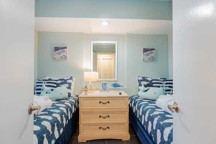 ห้องเตียงแฝดเป็นที่พักที่มีเสน่ห์ซึ่งออกแบบมาเพื่อความสะดวกสบาย ด้วยเตียงที่อบอุ่น 2 เตียงผ้าปูที่นอนนุ่มๆและบรรยากาศที่เงียบสงบเหมาะสำหรับเพื่อนหรือครอบครัว การตกแต่งอย่างพิถีพิถันและที่เก็บของที่เพียงพอช่วยให้คุณพักผ่อนอย่างเต็มที่ในสถานที่พักผ่อนที่น่าอยู่แห่งนี้