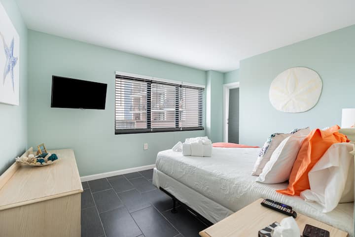 ห้องพักของเรามีที่พักที่อบอุ่นและเป็นกันเองพร้อมการตกแต่งที่อบอุ่นและบรรยากาศที่ผ่อนคลาย ออกแบบมาอย่างพิถีพิถันเพื่อความสะดวกสบายมีเครื่องนอนนุ่มๆที่เก็บของกว้างขวางและบรรยากาศที่เงียบสงบจึงเป็นสถานที่พักผ่อนที่สมบูรณ์แบบสำหรับการนอนหลับอย่างสงบ