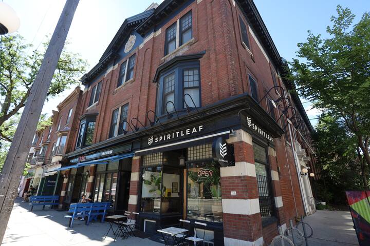 Comfort and Luxury meet in heart of Little Italy gallery image 3