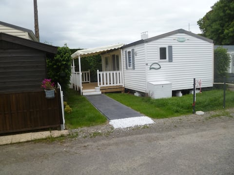 Top performing Airbnb: mobile home with covered deck in Pleurtuit