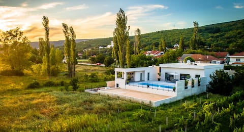Villa Nami: Dream Villa with a Mountain View