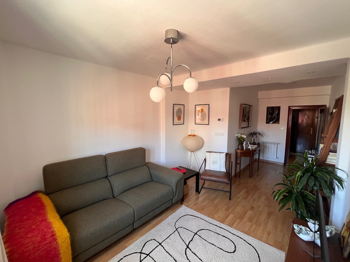 Popular Airbnb listing: Very bright exterior apartment 5 minutes from downtown in Oviedo