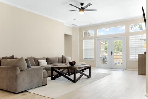 Fully Renovated 4 bedroom with hot tub