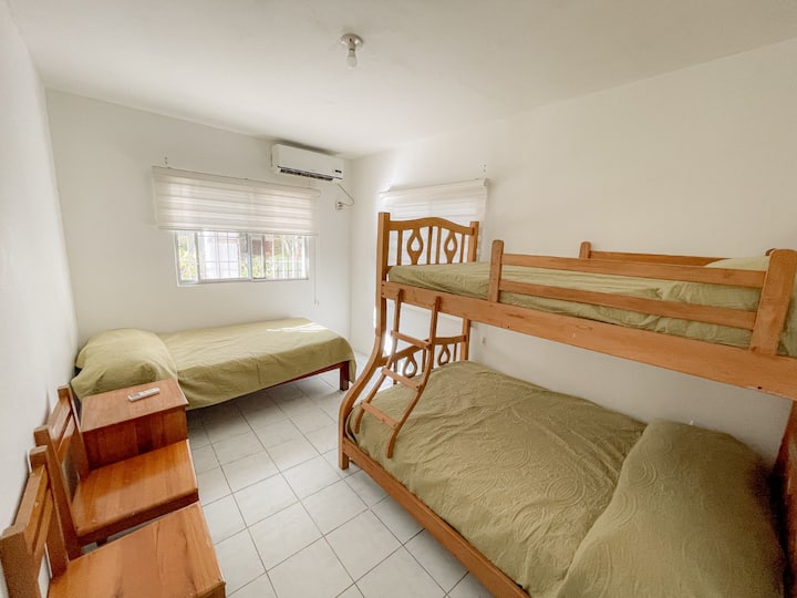 غرفة ساحرة مع سرير بطابقين مريح وسرير مزدوج مريح، في موقع مثالي في الطابق الأرضي لمزيد من سهولة الوصول والراحة.