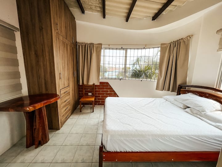 غرفة رئيسية مريحة، مع سرير مزدوج مريح وحمام خاص وجميع وسائل الراحة لإقامة مريحة وحصرية.