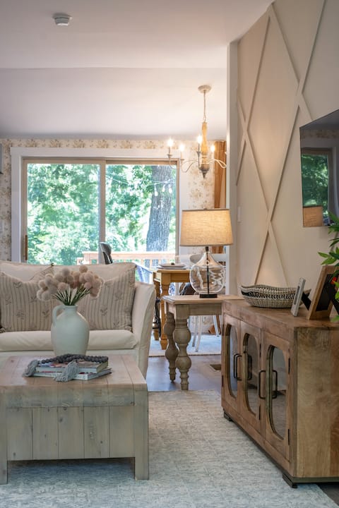 Waterfront Cottage - Hot Tub and fire pit all year