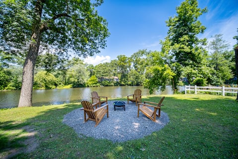 Waterfront Cottage - Hot Tub, Kayaks and Fire Pit
