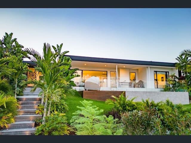 Modern Architectural Retreat