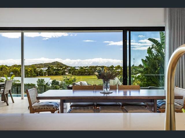 Modern Architectural Retreat gallery image 4