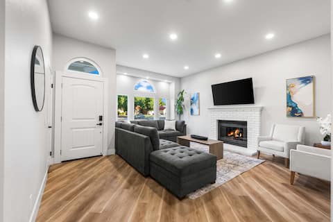 Popular Airbnb listing: Stunner - AV's Hottest AirBNB! in Lancaster