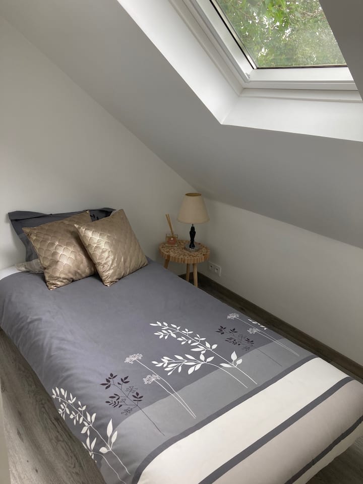 Une petite chambre cosy où il fait bon se reposer