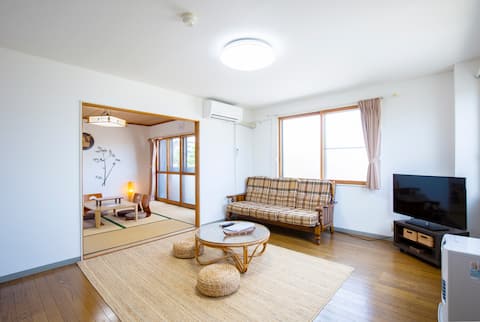 Japanese and Asian styles. Castle and temple are within walking distance. You can also enjoy cherry