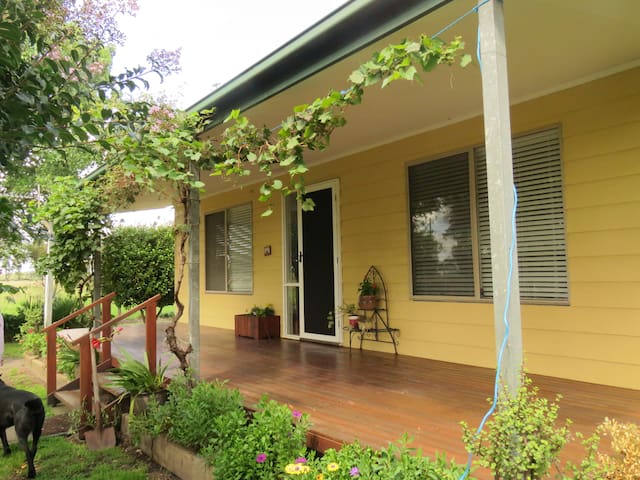 Cottage on working Thoroughbred Horse/Cattle Farm