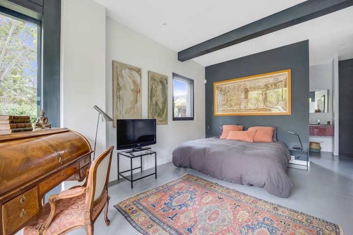 جناح أبوين ، سرير بحجم كبير ، ملابس ، تلفزيون ، SdB ، وحمام استحمام ، 