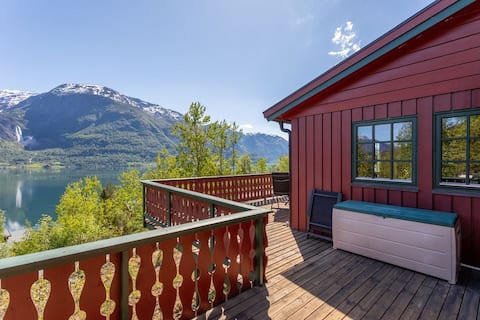 Cabin with panoramic views of Lustrafjorden