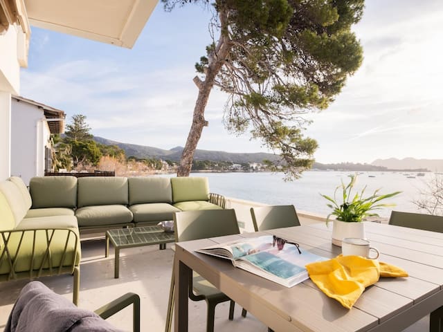 Voramar 47: Luxury seafront apartment on Pine Walk