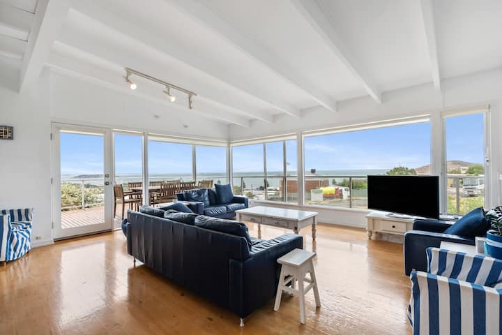 Spectacular views, 7 bedrooms & 4 bathrooms