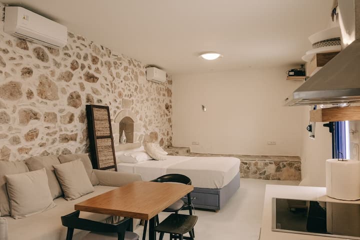 Оформлението на отвореното таванско помещение и реставрираната северна стена отдават почит на оригиналната ​конструкция, ръчно изработена от дядо ни в началото на 20 - ти век.