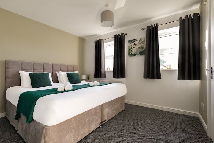 Მომხიბლავი მეორე საძინებელი კომფორტული საწოლით, პლუშის ხალიჩითა და ელეგანტური დეკორით, რომელიც გთავაზობთ დასასვენებელ და მიმზიდველ გარემოს.