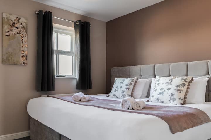 Მყუდრო მესამე საძინებელი საწოლითა და ფანჯრით, რომლიდანაც მომხიბვლელი ხედი იშლება, რაც მშვიდ და კომფორტულ დასვენებას გპირდებათ.