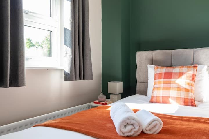 Ნათელი საძინებელი დიდი ზომის საწოლით, ხრაშუნა თეთრი ზეწრებით, მყუდრო აივნითა და მზის სხივებით, რომლებიც დიდ ფანჯარაში ჩნდება და მშვიდ ატმოსფეროს ქმნის.